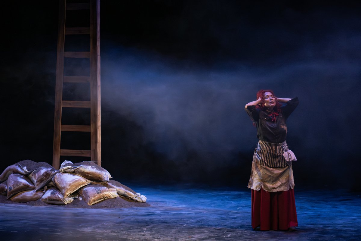 La caverna<br>Segunda parte de La trilogía del Absurdo*